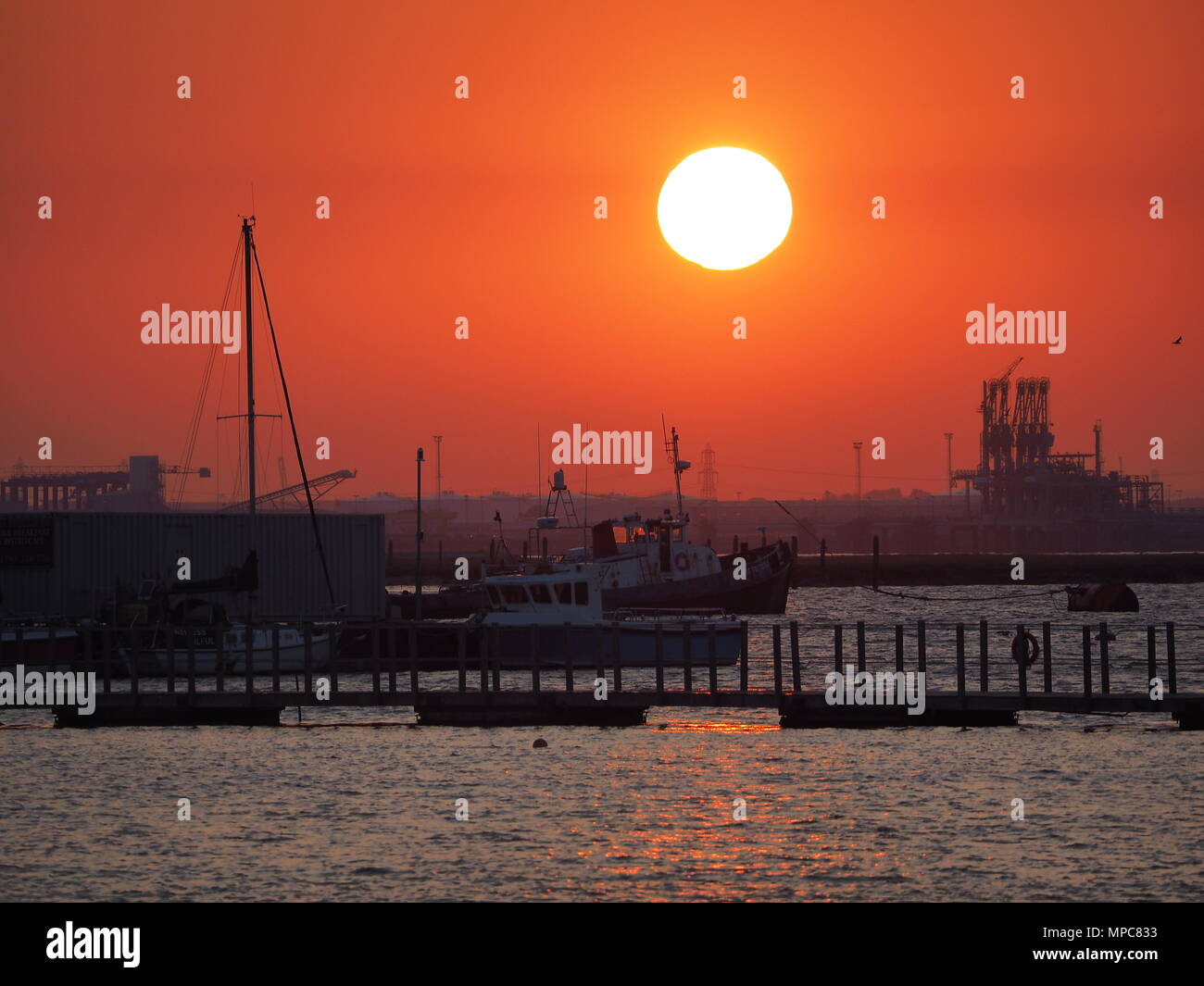 Queenborough, Kent, UK. 22. Mai, 2018. UK Wetter: Heute abend sonnenuntergang in Queenborough, Kent. Credit: James Bell/Alamy leben Nachrichten Stockfoto