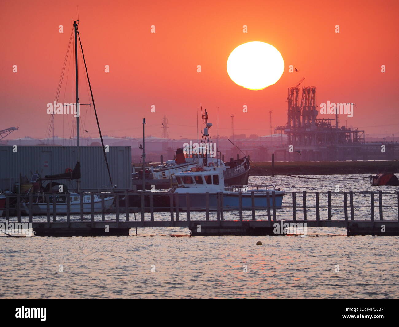 Queenborough, Kent, UK. 22. Mai, 2018. UK Wetter: Heute abend sonnenuntergang in Queenborough, Kent. Credit: James Bell/Alamy leben Nachrichten Stockfoto