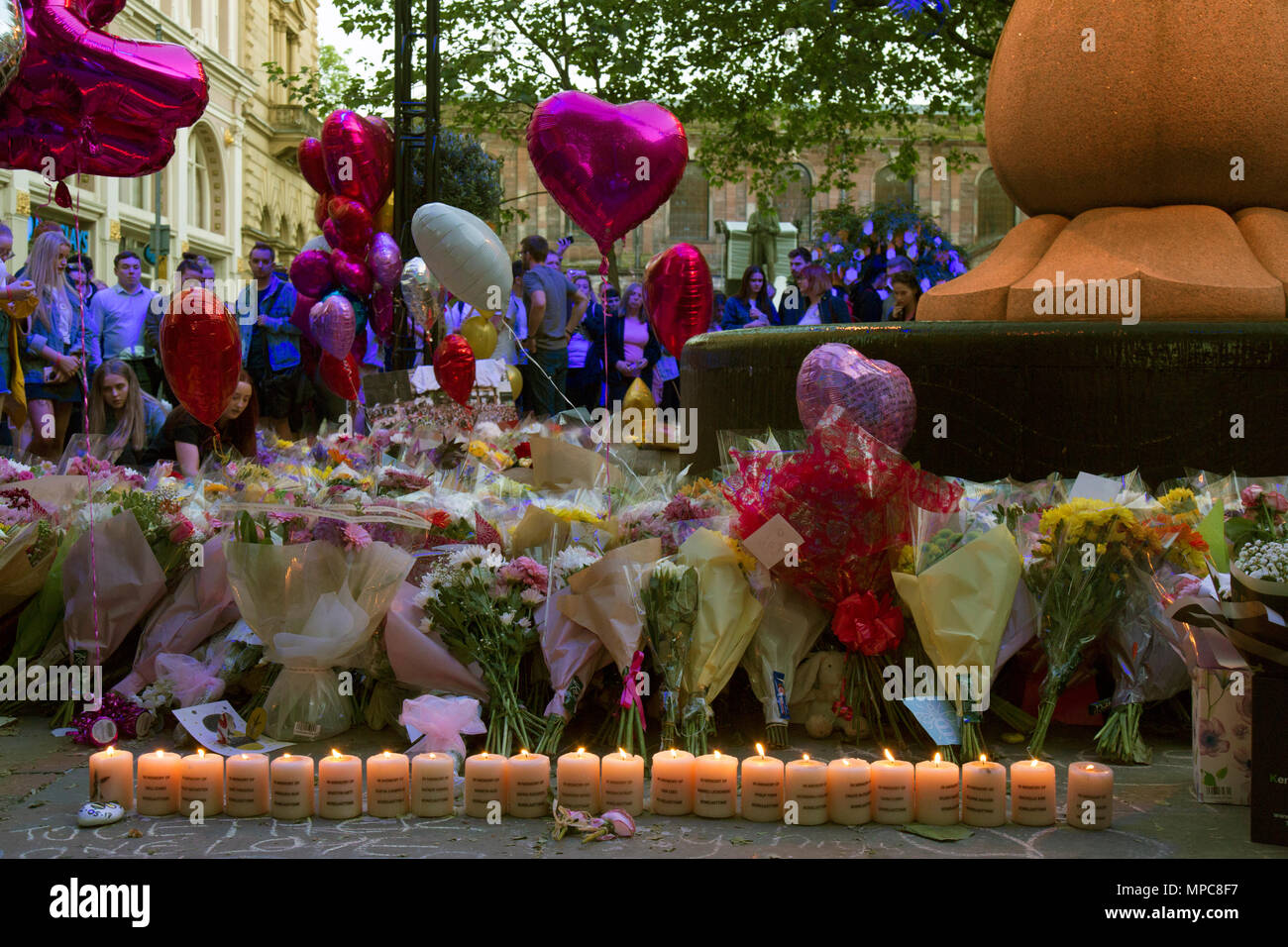 Manchester, Großbritannien. 22. Mai, 2018. Menschenmassen versammeln sich am Abend in St. Ann's Square im Zentrum von Manchester, die 22 Opfer der Bombardierung der Manchester Arena zu erinnern, nach dem Konzert der amerikanischen Sängerin Ariana Grande gegeben. Bild: Rob Carter/Alamy leben Nachrichten Stockfoto