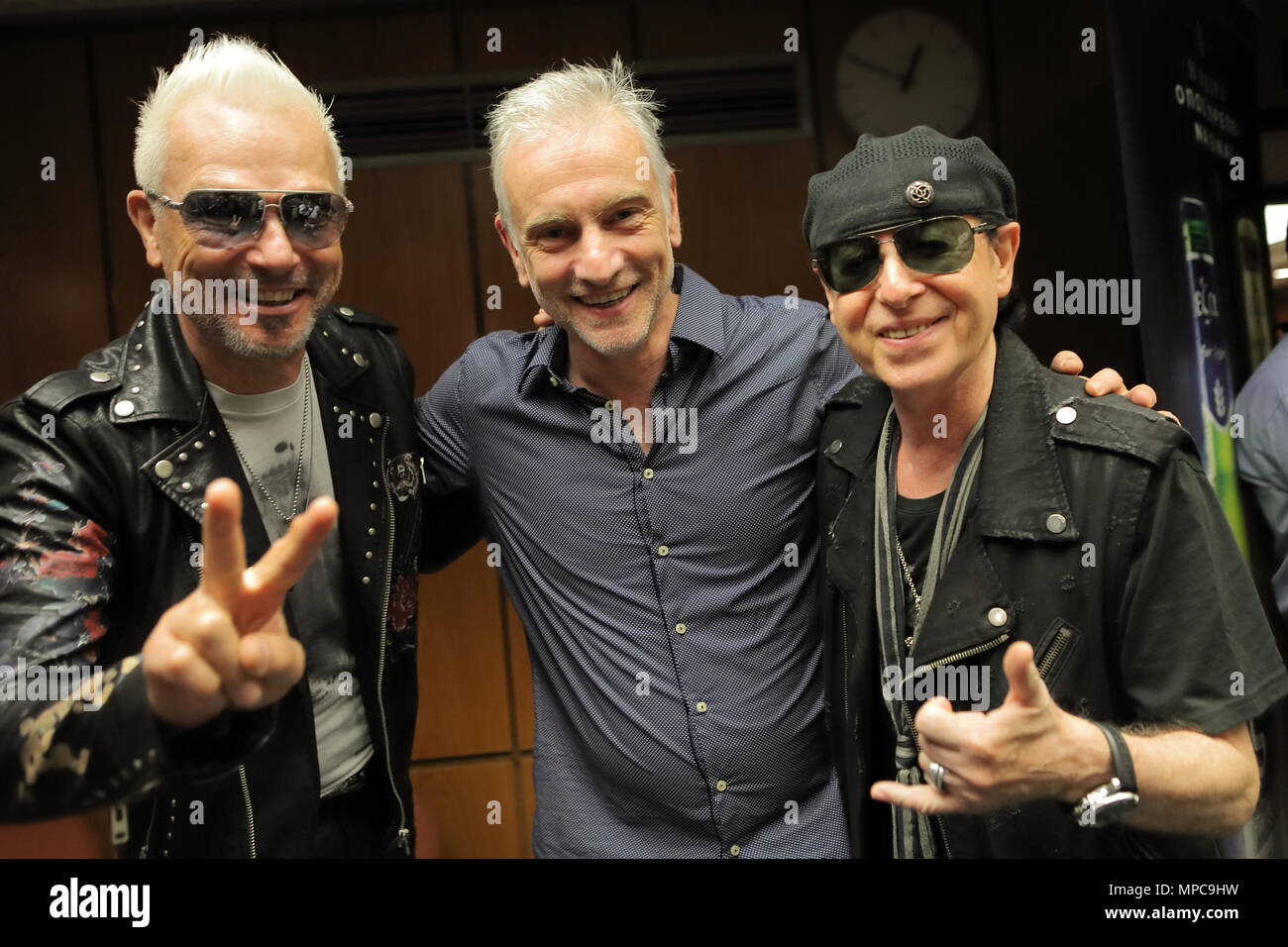 Athen, Griechenland. 22. Mai, 2018. Klaus Meine (R) und Rudolf Schenker (L), zwei Gründungsmitglieder der deutschen Rockband Scorpions, posieren mit Stefanos Tsialis, Dirigent der Athener Staatsorchester, in Athen Konzerthalle Megaron in Athen, Griechenland, am 22. Mai 2018. Scorpions ihre 'Einmal im Leben' Show zusammen mit der Athener Staatsorchester am Panathenaic Stadion von Athen vorhanden am 16. Juli. Quelle: Chris Kissadjekian/Xinhua/Alamy leben Nachrichten Stockfoto