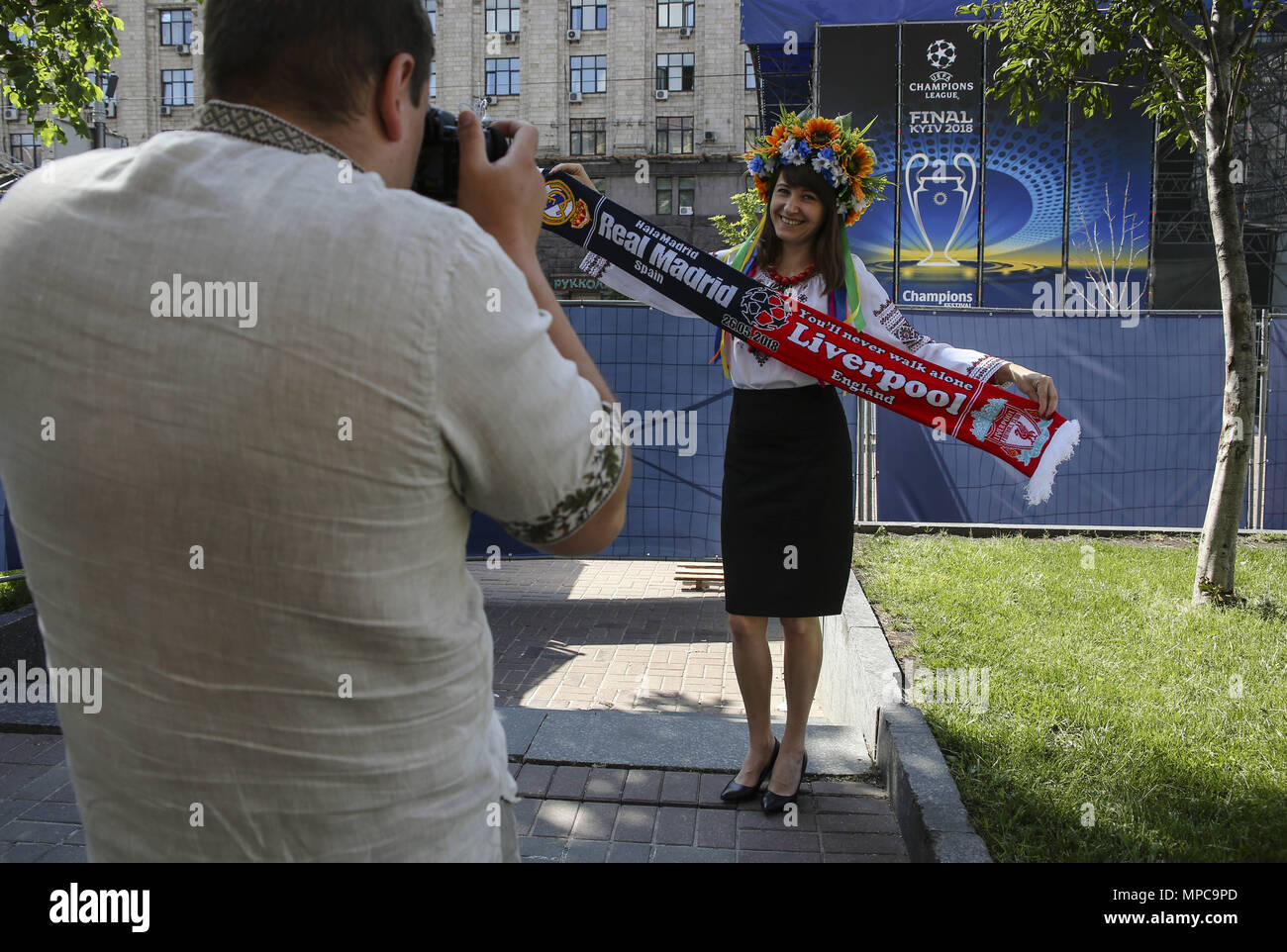 Kiew, Ukraine. 21 Mai, 2018. Eine Frau stellt mit einem Schal für ein Bild vor dem UCLF Fan Zone Main Stage auf dem Unabhängigkeitsplatz in Kiew am 21. Mai 2018, vor dem Finale der UEFA Champions League 2018 Fußballspiel zwischen Real Madrid und dem FC Liverpool am 26. Mai auf der Olimpiyskiy Stadion. Credit: sergii Kharchenko/ZUMA Draht/Alamy leben Nachrichten Stockfoto