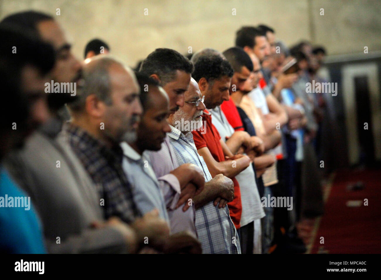 Kairo, Ägypten. 22. Mai, 2018. Muslime durchführen Tarawih Gebet während des heiligen Monats Ramadan im Sultan Hassan Moschee in Kairo, Ägypten, am 22. Mai 2018. Credit: Ahmed Gomaa/Xinhua/Alamy leben Nachrichten Stockfoto