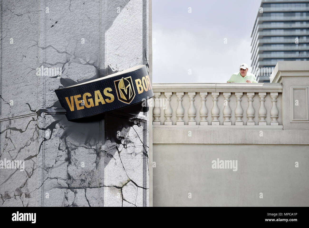 Las Vegas, Nevada, USA. 22. Mai, 2018. Ein Riese Puck mit dem Slogan, "Vegas geboren' und den Vegas goldene Ritter Logo auf es ist in einem Stück Zerschlagung durch den Aufzug Turm einer Fußgängerbrücke auf dem Las Vegas Strip in der Nähe des Caesars Palace am 22. Mai 2018 in Las Vegas, Nevada dargestellt. Hotel - Kasinos auf dem Las Vegas Strip zeigen ihre Unterstützung für die Heimatstadt Team nach dem goldenen Ritter die Winnipeg Jets vier Spiele Beat zu einem der Stanley Cup Finals die festgelegt werden, am 28. Mai beginnen zu erreichen. Quelle: David Becker/ZUMA Draht/Alamy leben Nachrichten Stockfoto