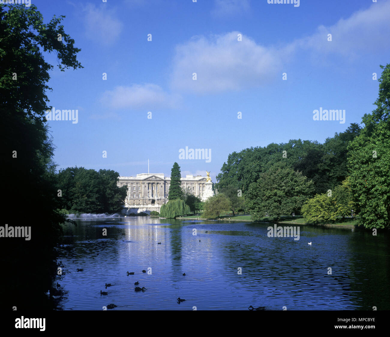 1988 historische Buckingham Palace St. James's Park London England Großbritannien Stockfoto