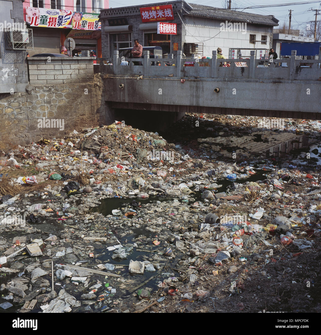 Eine Stadt River ist stark durch Müll in Shengfang, Langfang, Provinz Hebei, China belastet. 2013 Stockfoto