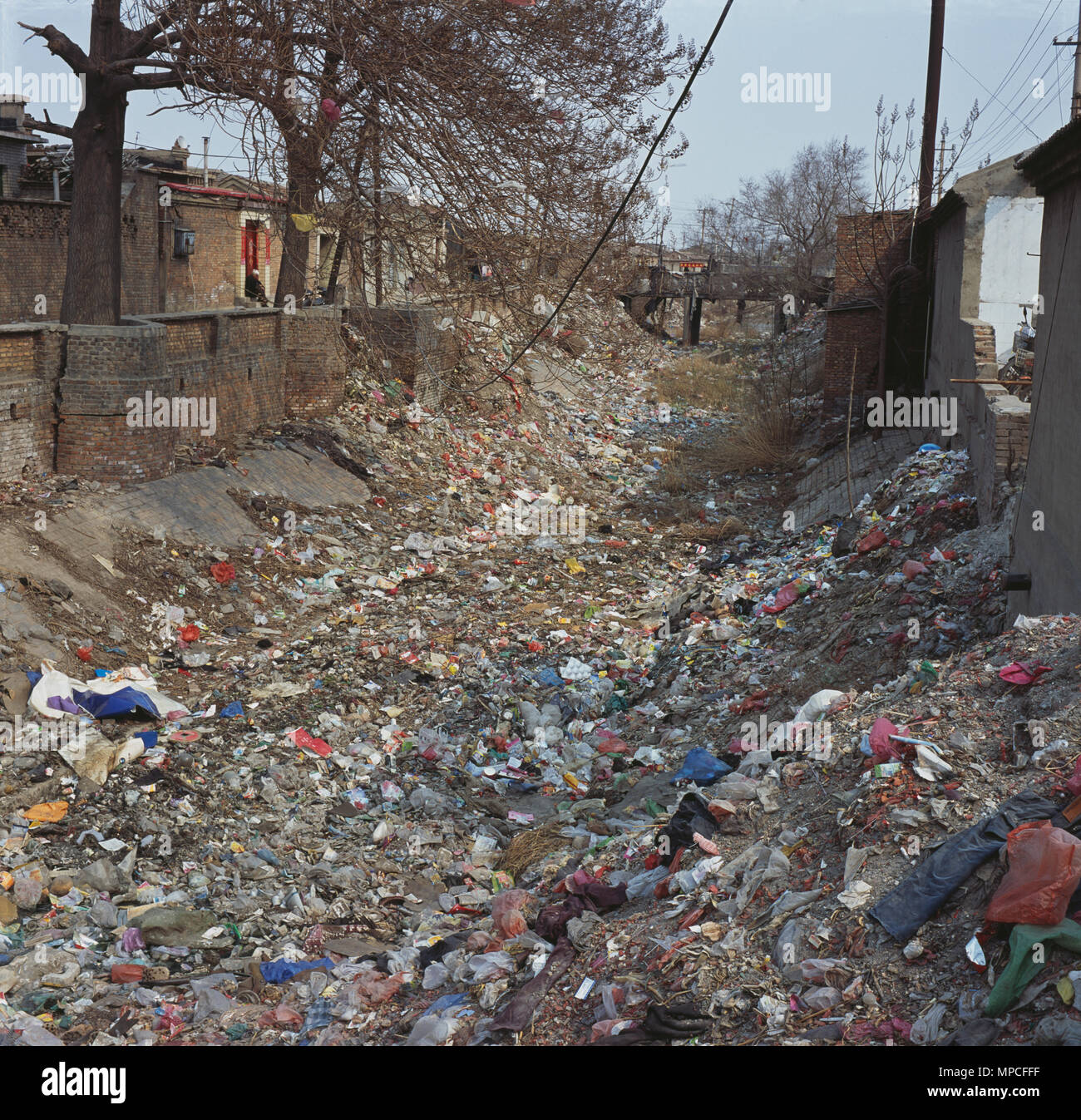 Eine Stadt River ist stark durch Müll in Shengfang, Langfang, Provinz Hebei, China belastet. 2013 Stockfoto