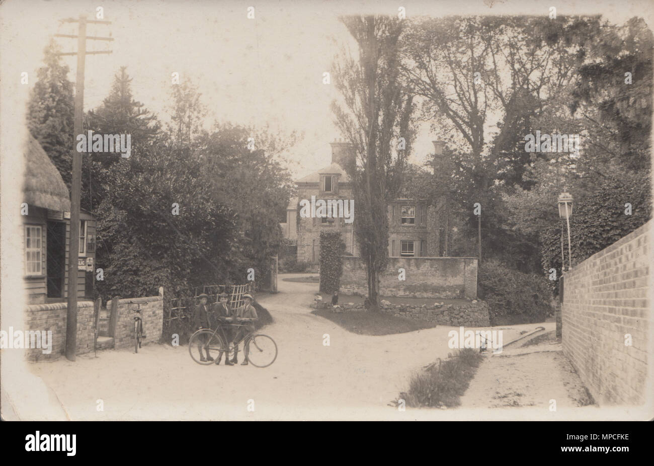 Jahrgang Foto: Street Scene und die Post in Milton Lilbourne, Wiltshire, England, Großbritannien Stockfoto