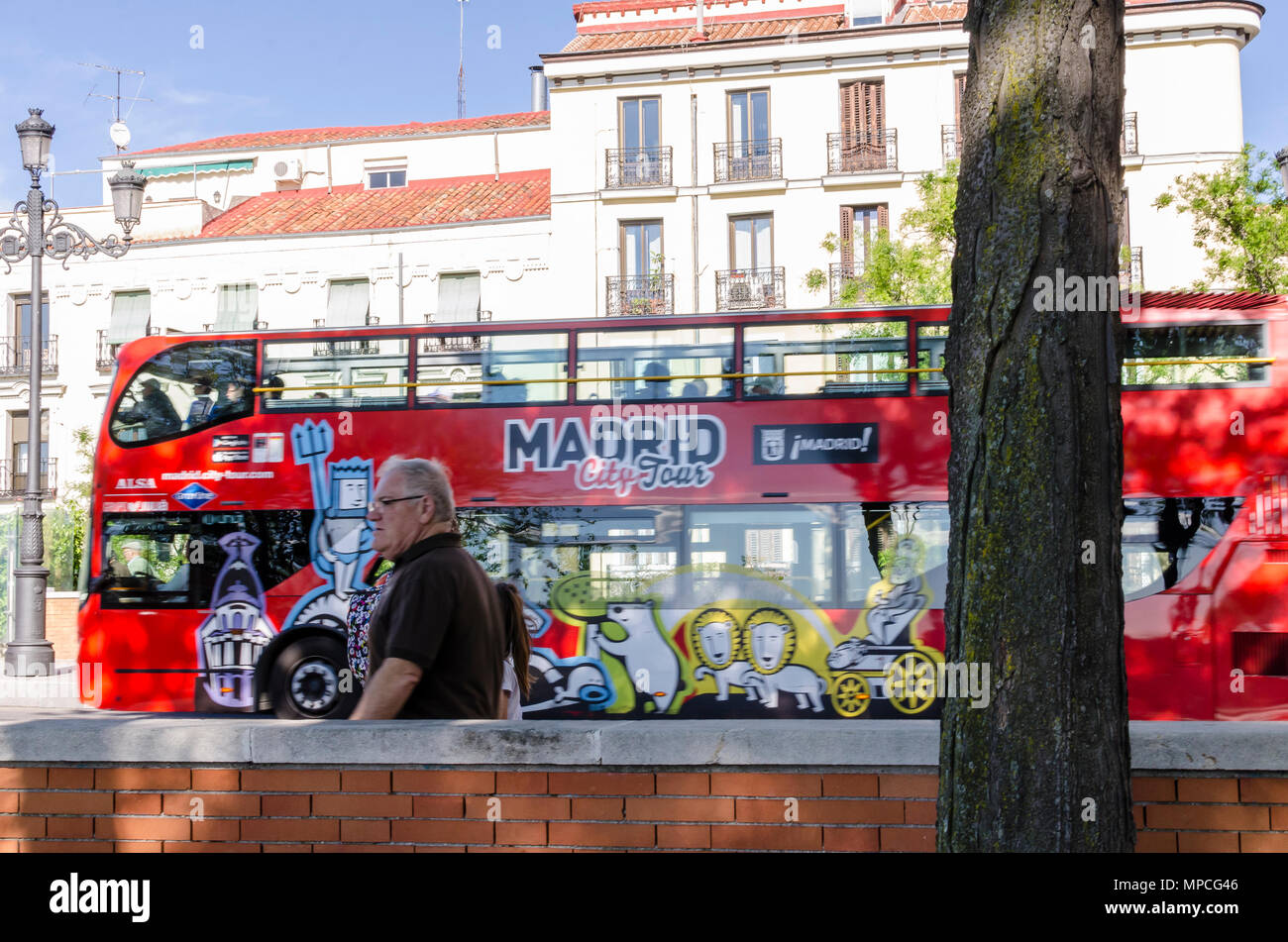 Blick auf eine touristische Bus in Vistillas Square, Madrid Stadt, Madrid, Spanien. Stockfoto