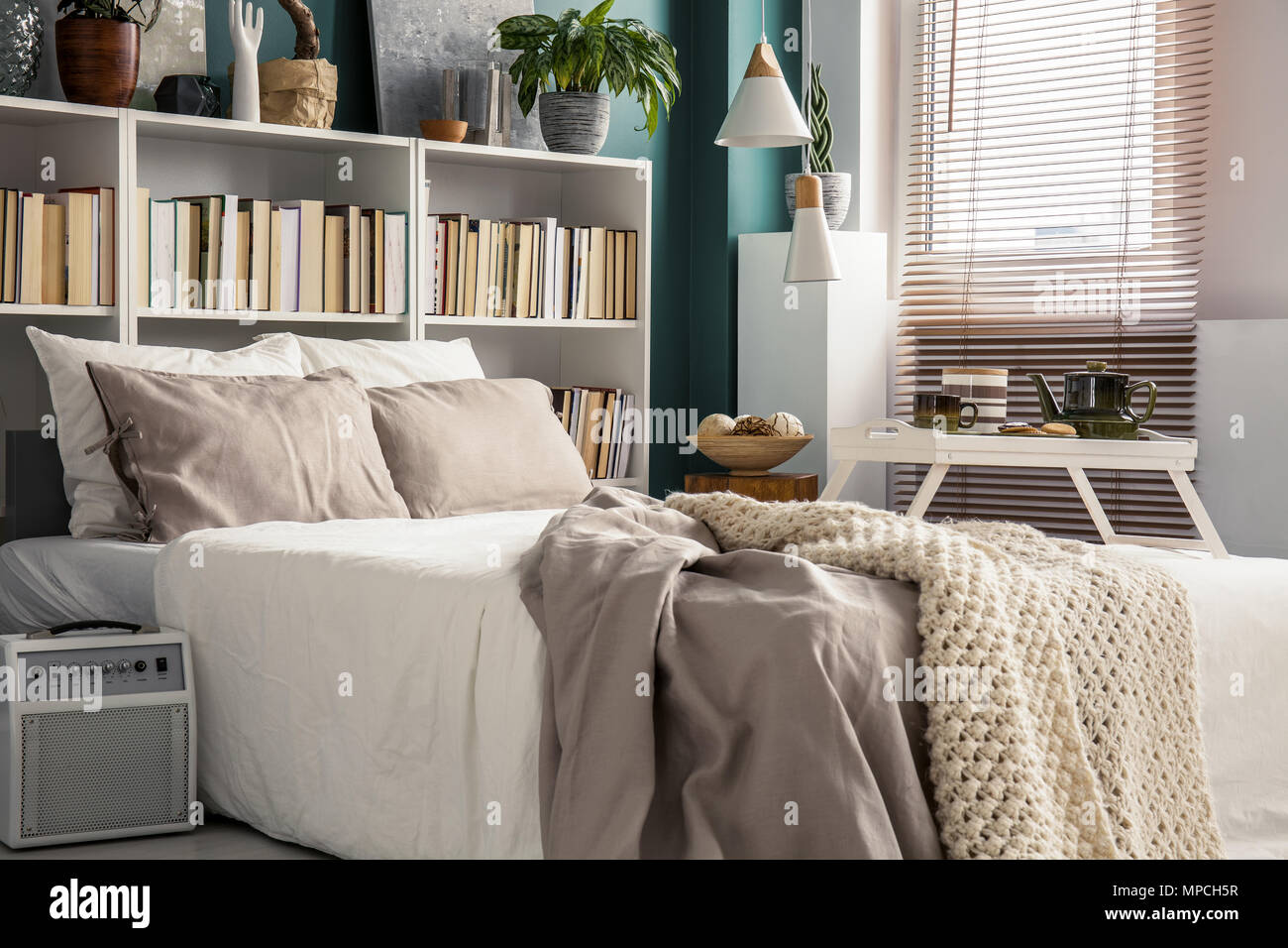 Kreative Nutzung Von Kleinen Raum In Ein Stilvolles Schlafzimmer Innenraum Mit Designer Einrichtung Und Gemutliche Weiss Und Beige Bettwasche Stockfotografie Alamy