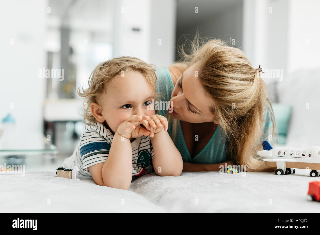 Eine Mutter leise Sprechen auf ihr Kind. Das Porträt einer Mutter zu ihren Toddler Boy und erklären. Stockfoto