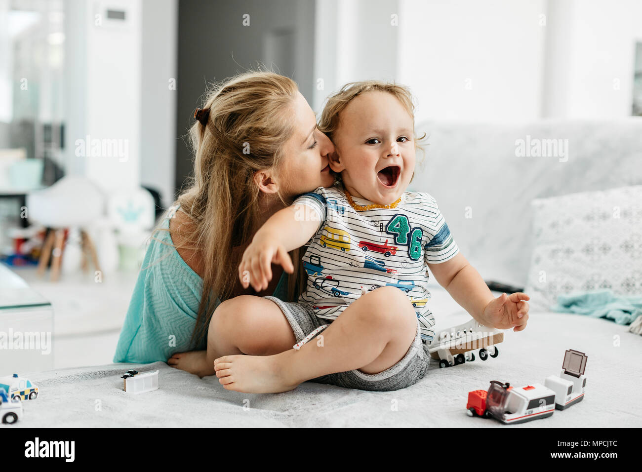 Eine Mutter und ihr Kind genießen, zusammen zu sein. Eine Mutter und ihr junger Sohn zusammen Spaß haben und Lachen. Stockfoto