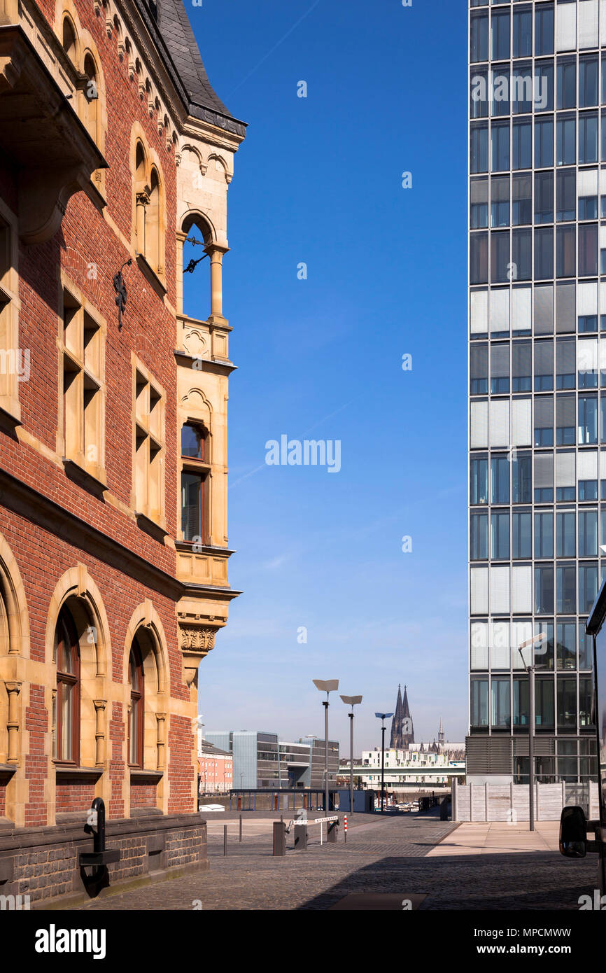 Deutschland, Köln, Blick von der Rheinauer Hafen, die Kathedrale, die auf der linken Seite den alten Hafen Meister Büro, rechts das Kranhaus Süd von Arc Stockfoto