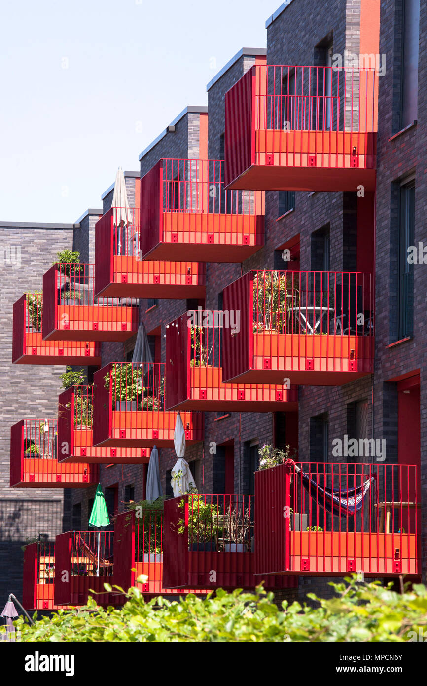 Deutschland, Köln, rot Balkon der Wohnung Gebäude Clouth 3 im Clouth Viertel im Bezirk Nippes, Kister Scheithauer Gross Architekten. Stockfoto