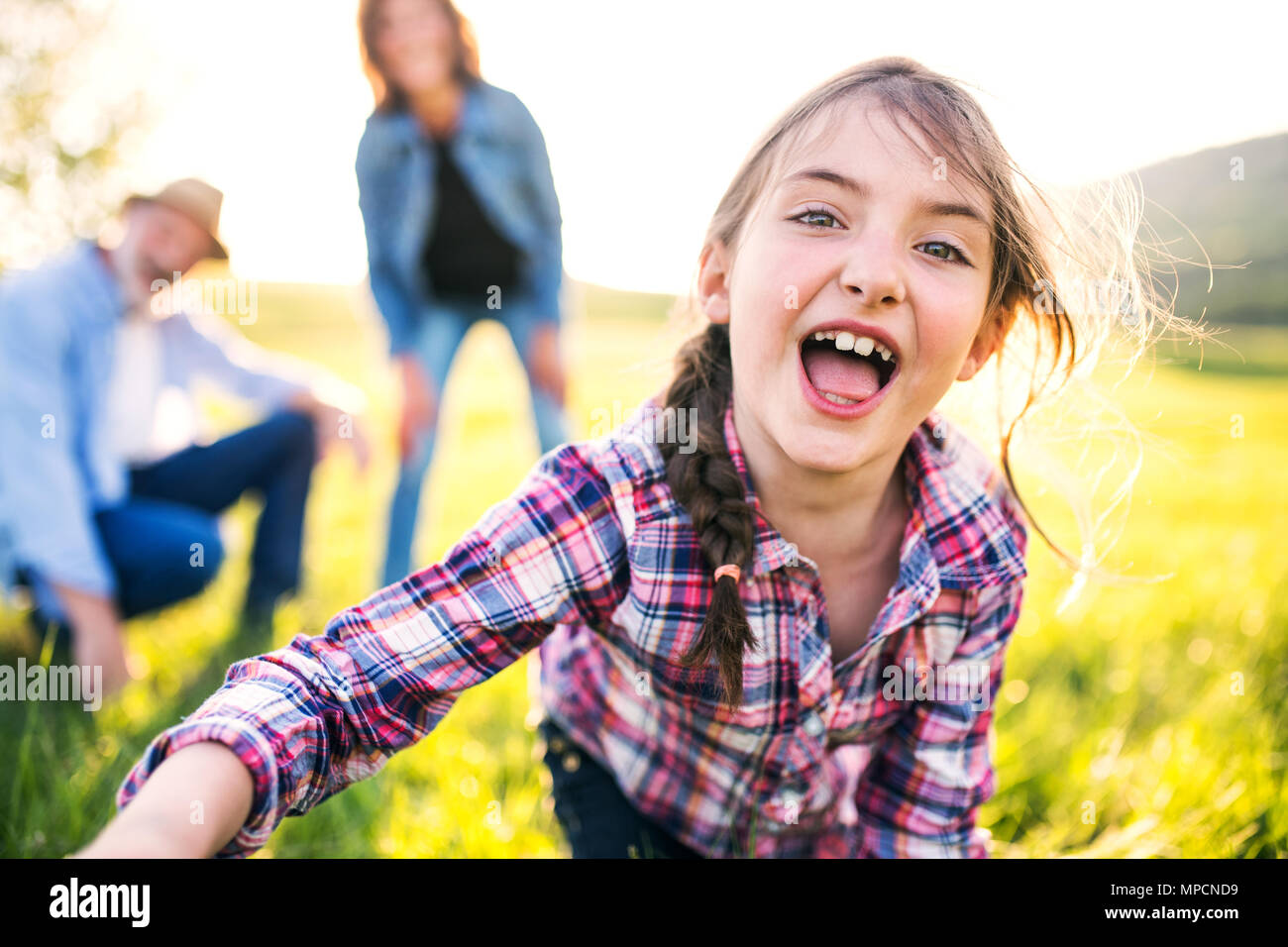 Ein kleines Mädchen mit ihrem älteren Großeltern außerhalb Spaß in der Natur. Stockfoto