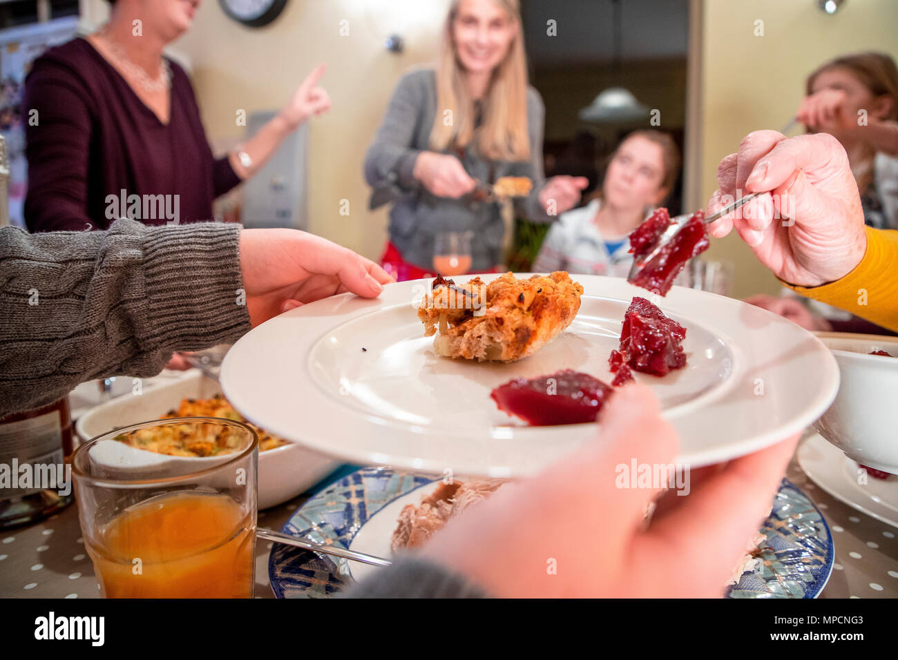 Nahaufnahme von einer Platte, Cranberry Sauce es von jemand anderem an Thanksgiving Abendessen hinzugefügt. Stockfoto