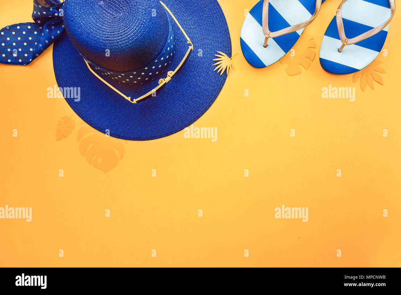 Beach Hut, Sonnenbrille und Sandalen auf einem gelben Hintergrund. Sommer Urlaub flach mit kopieren. Stockfoto