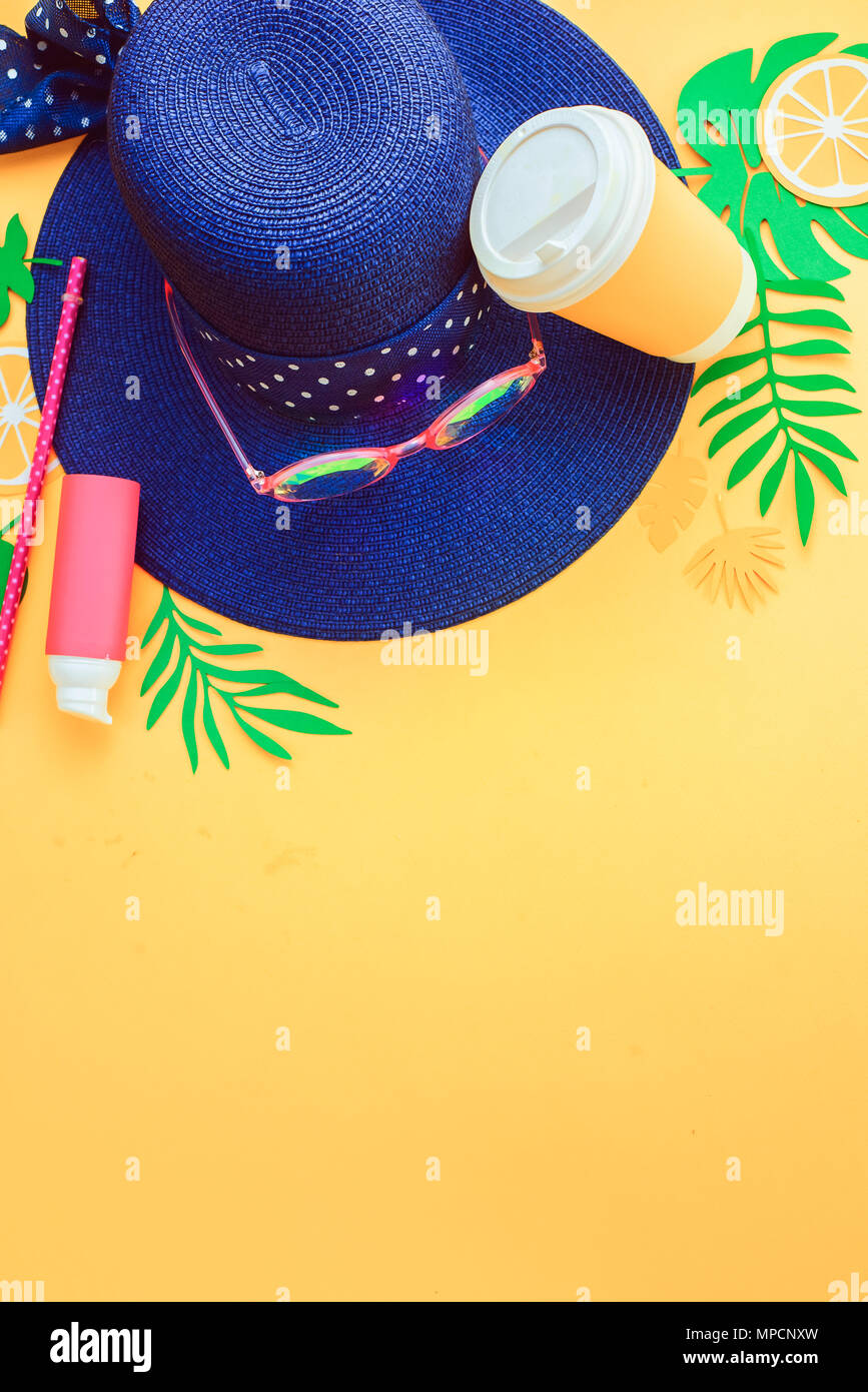 Beach Hut, Sonnenbrille, Lotion, erfrischendes Getränk und tropische Blätter auf einem gelben Hintergrund. Sommer Urlaub Konzept mit kopieren. Stockfoto