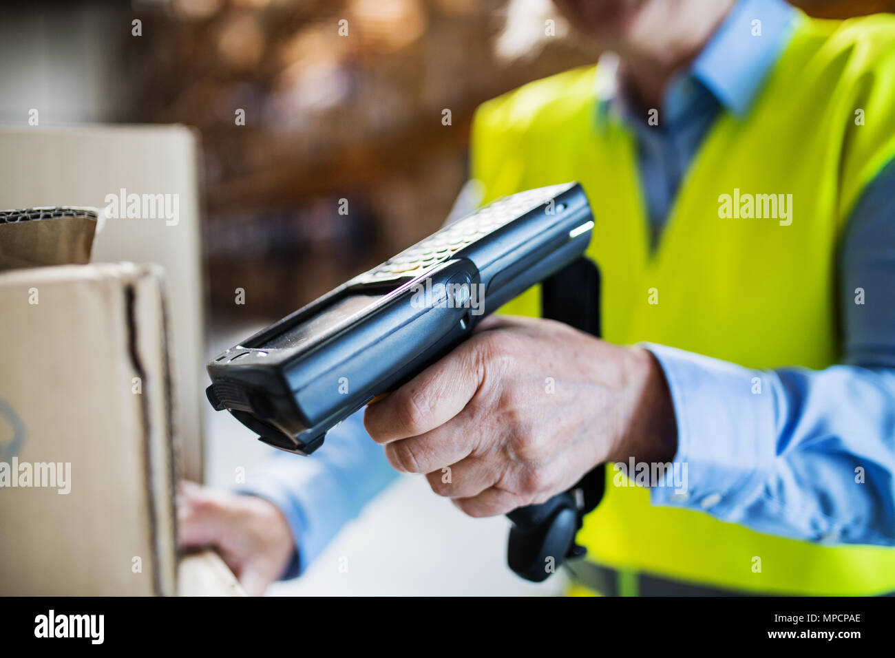 Lager Arbeiterin mit Barcode Scanner Stockfotografie - Alamy