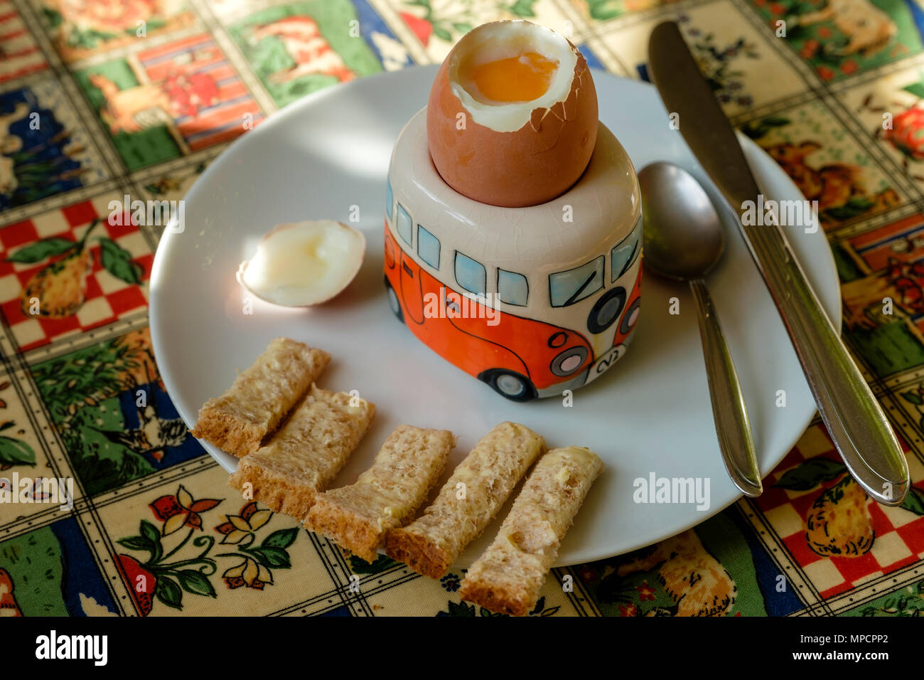 Gekochtes Ei und Soldaten für Frühstück Stockfoto