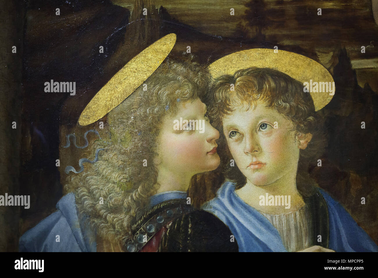Zwei Engel auf dem Gemälde dargestellt Die Taufe Christi (1472-1475) von der italienischen Renaissance Maler Andrea Del Verrocchio und sein Schüler Leonardo da Vinci in den Uffizien (Galleria degli Uffizi) in Florenz, Toskana, Italien. Das Blatt Kopf wurde von Leonardo da Vinci gemalt. Stockfoto