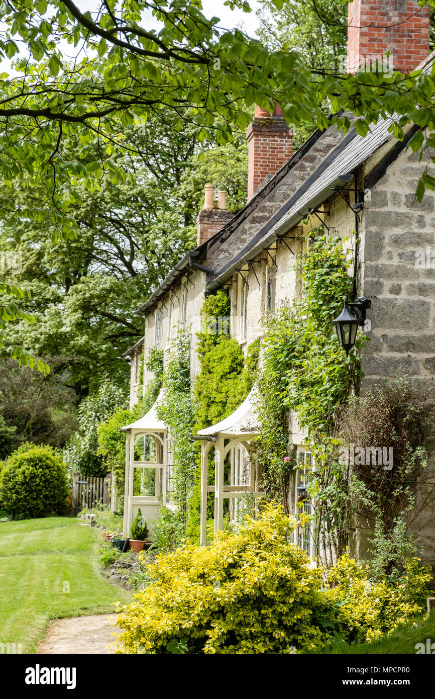 Traditionelle Cottages mit vordächern von stourton in der Nähe von Stourhead House & Gardens Stockfoto