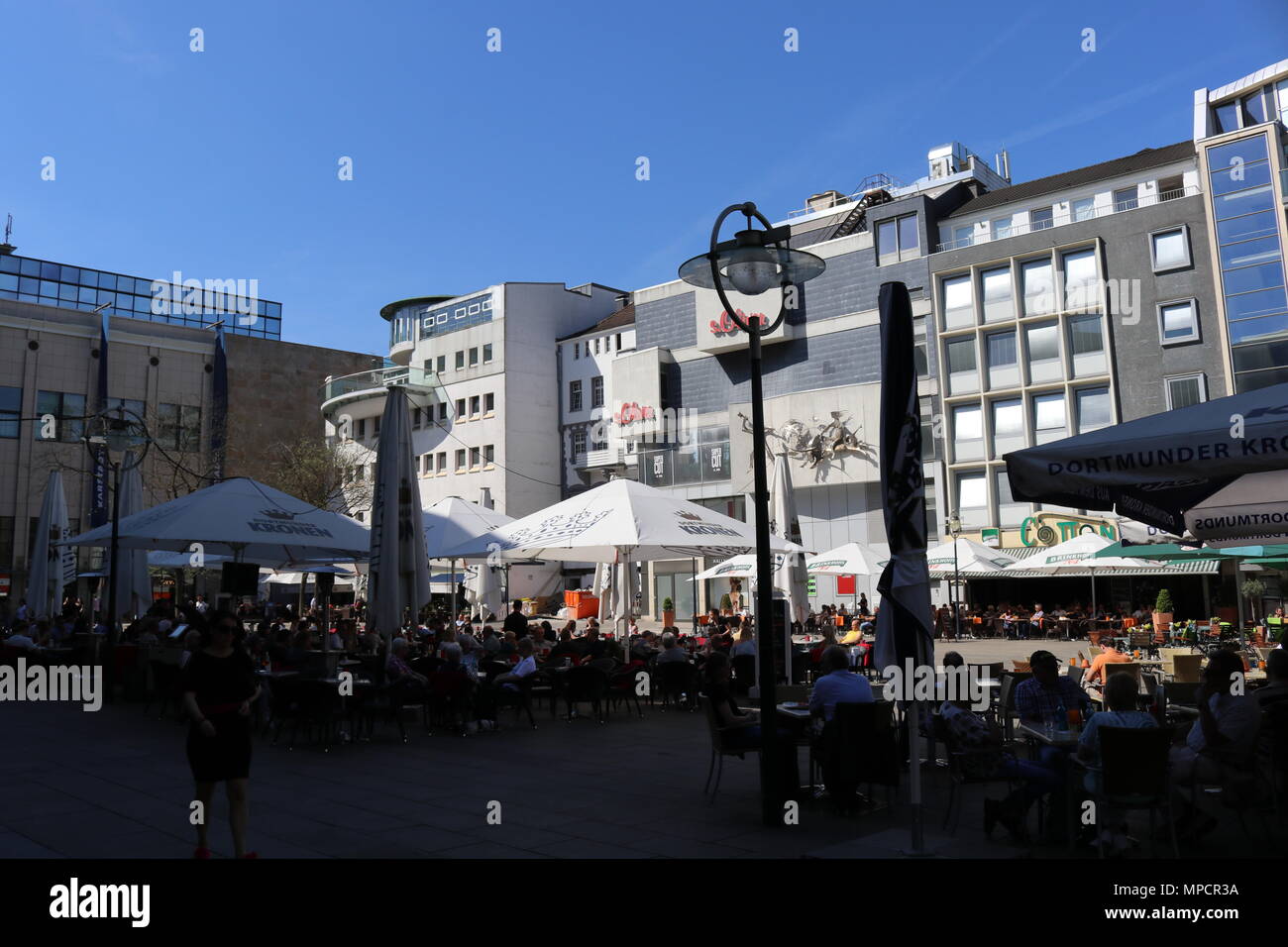 Dortmund, Ruhrgebiet, Nordrhein-Westfalen, Deutschland - 16 April 2018: Restaurants am Bläser Brunnen Stockfoto