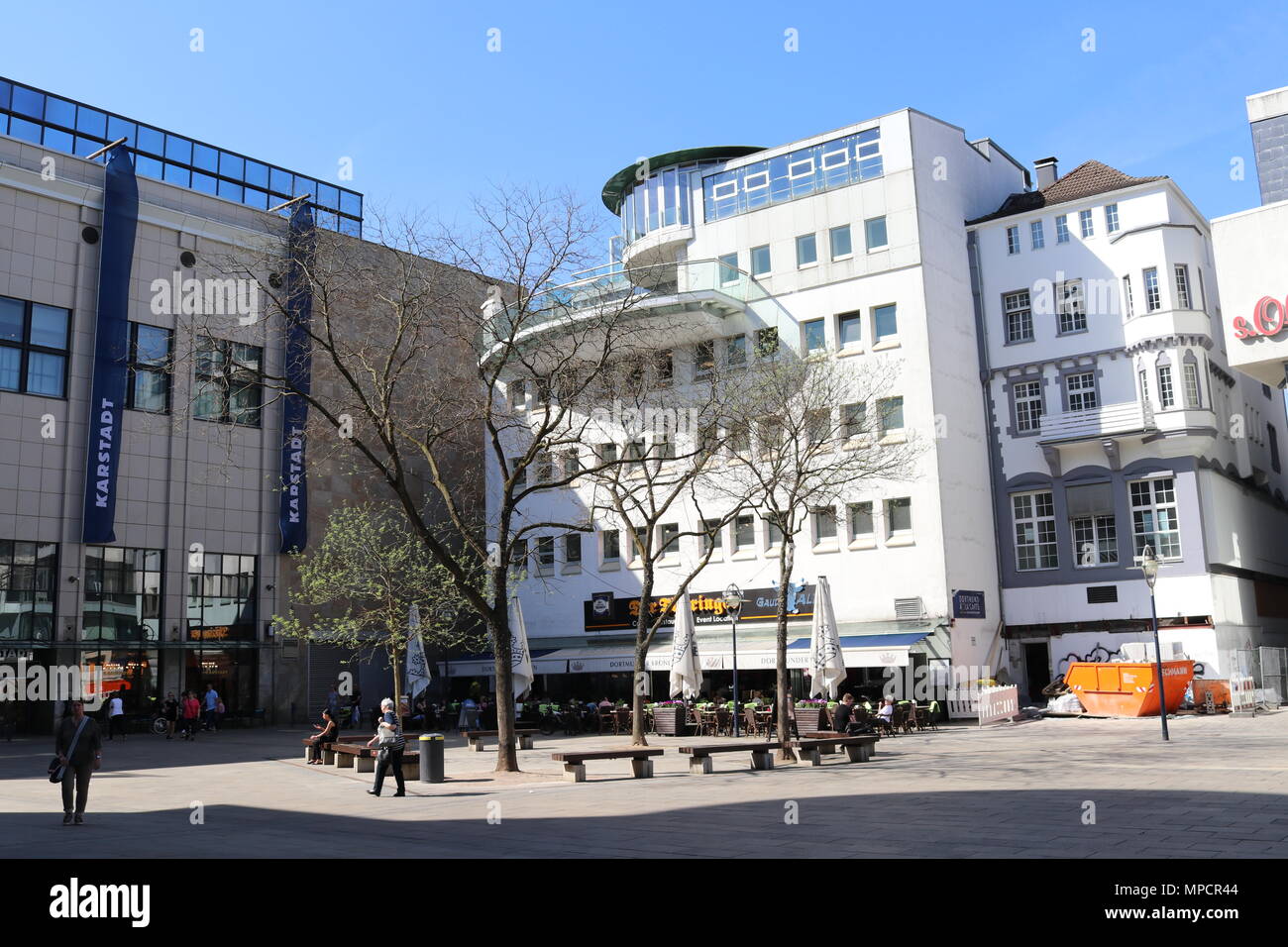 Dortmund, Ruhrgebiet, Nordrhein-Westfalen, Deutschland - 16 April 2018: Restaurants am Bläser Brunnen Stockfoto