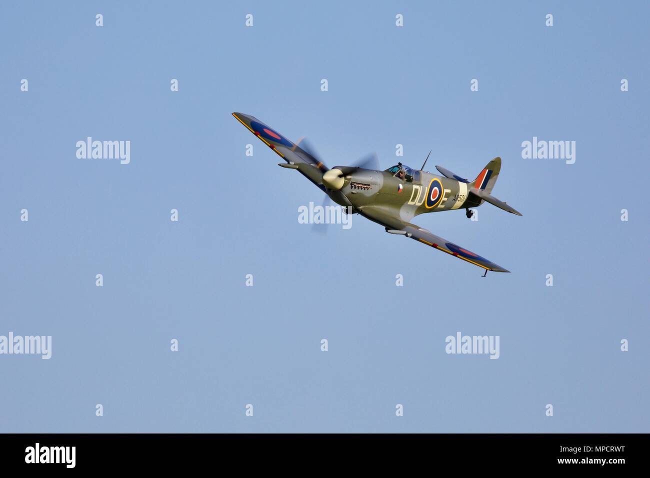 Shuttleworth Collection der Supermarine Spitfire AR501 suchen fantastisch in seiner ersten Airshow nach 10 Jahren der Restaurierung Stockfoto