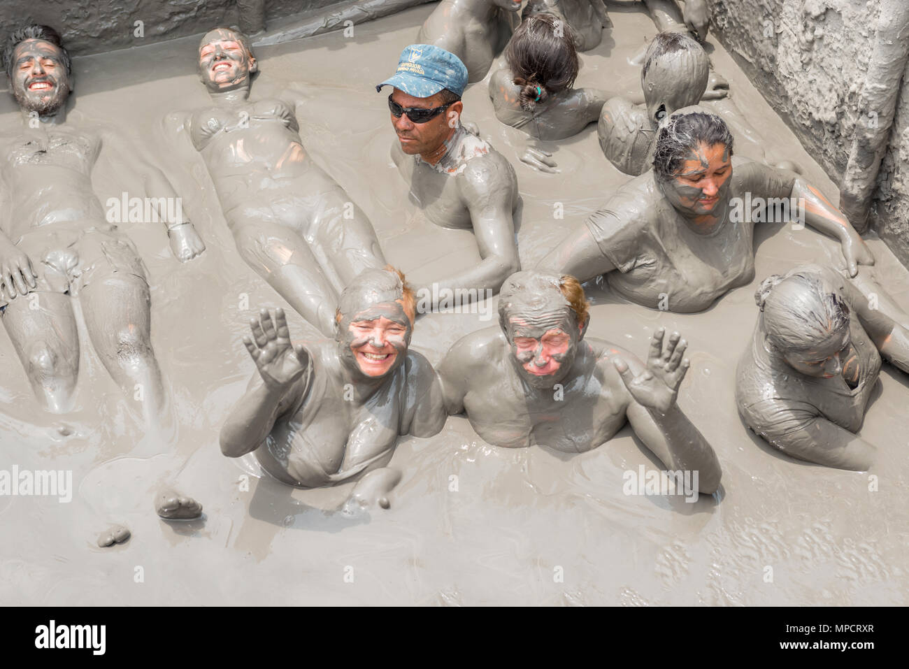 Cartagena, Kolumbien - 23. März 2017: die Leute, die ein Schlammbad im Krater des Vulkan Totumo in der Nähe von Cartagena, Kolumbien Stockfoto