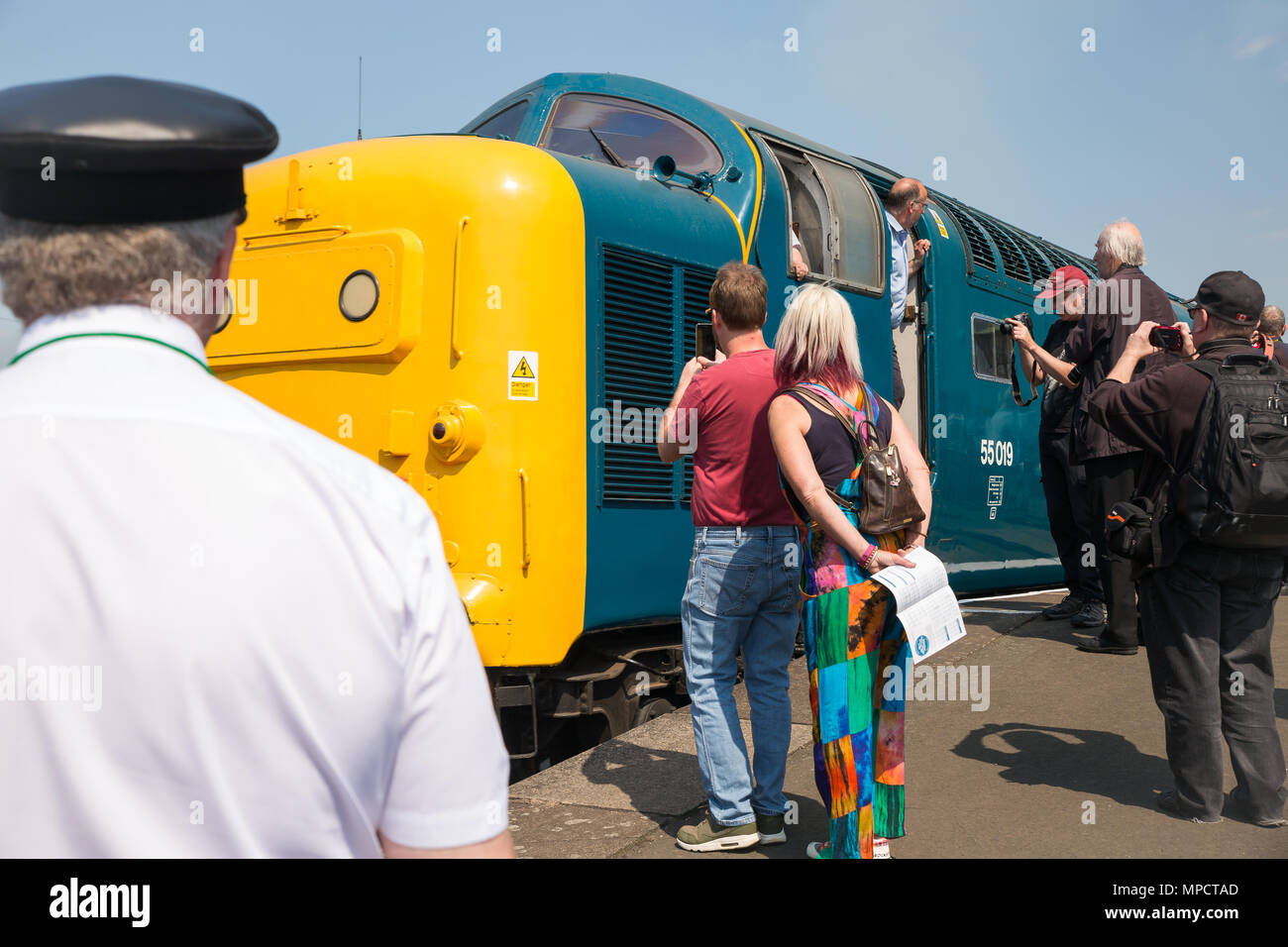 Diesel Gala bei Severn Valley Railway, Kidderminster. Bahnbegeisterte drängen sich auf der Plattform um einen Dieselmotor der Klasse 55 und fotografieren. Stockfoto