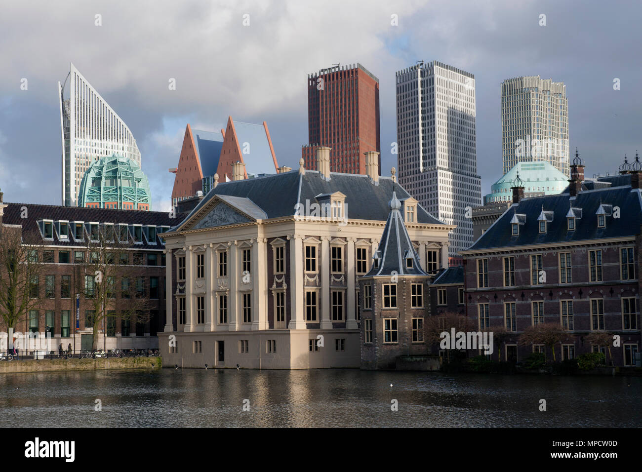 Den Haag, Niederlande - Februar 27,2015: Parlement von Holland, das Mauritshuis und Der kleine Turm der Ministerpräsident in einer Ansicht Stockfoto