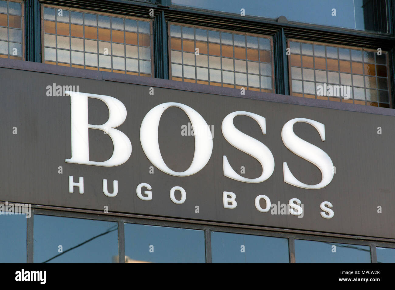Amsterdam, Niederlande, 10. Oktober 2015: Fassade des Hugo Boss store in Amsterdam Stockfoto