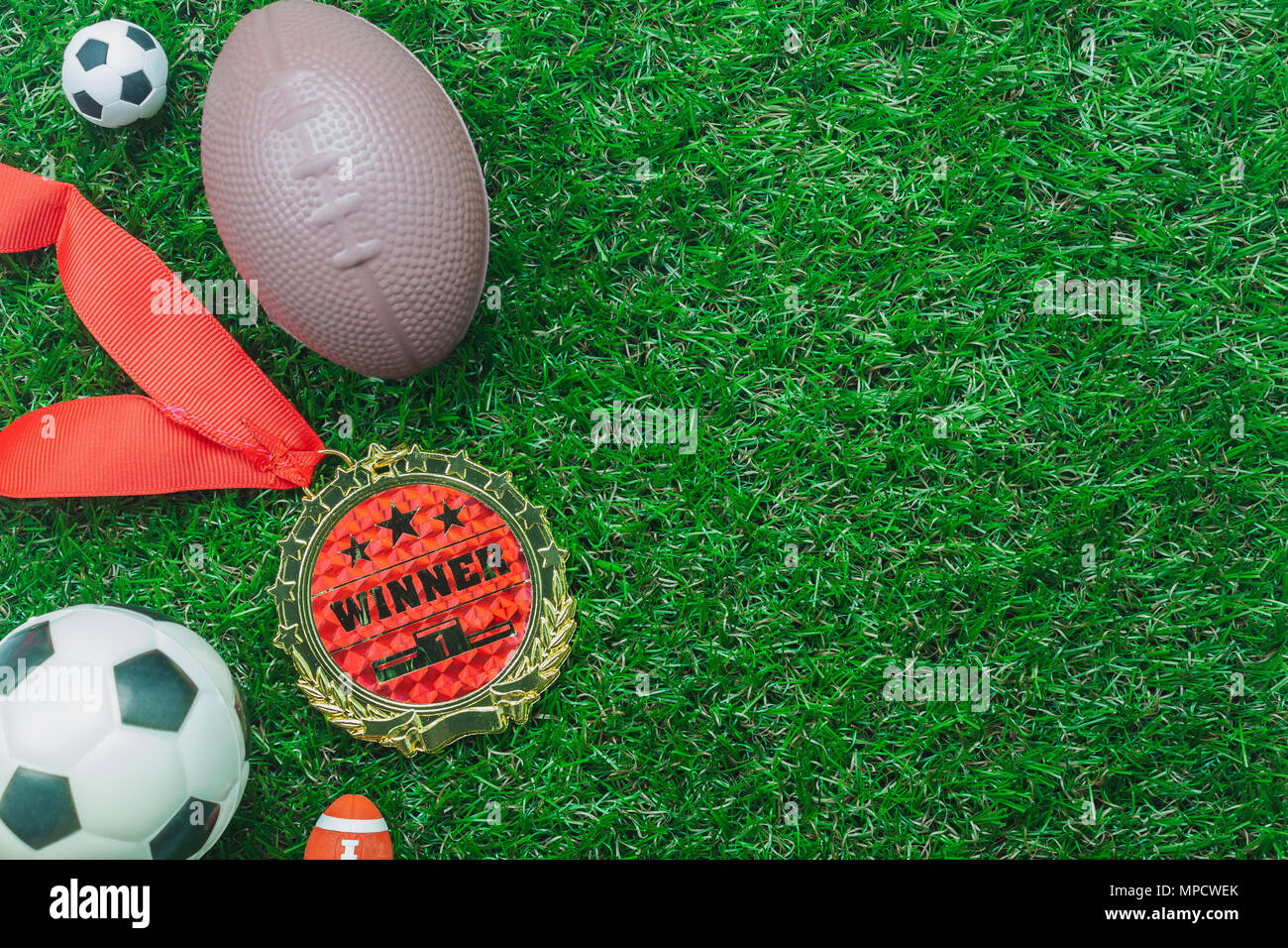 Tabelle Ansicht von oben Luftbild Fußball oder Fußball-Turnier der Saison Hintergrund. Flach Ball mit Zubehör Dekorationen Objekte auf dem künstlichen grünen g Stockfoto