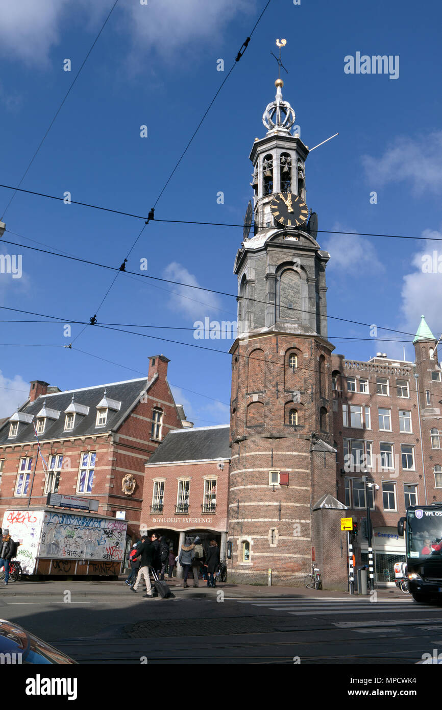 Amsterdam, Niederlande - März 1,2015: Munt Turm, auch bekannt als La Monnaie, ist ein Tower in Amsterdam, die früher Teil der Regulierspoort werden Stockfoto