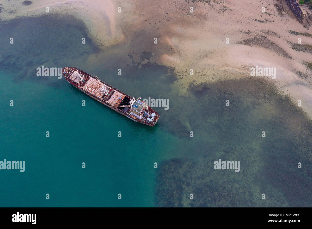 Luftaufnahme von Schiffswrack am Strand in Insel Batam, Indonesien Stockfoto