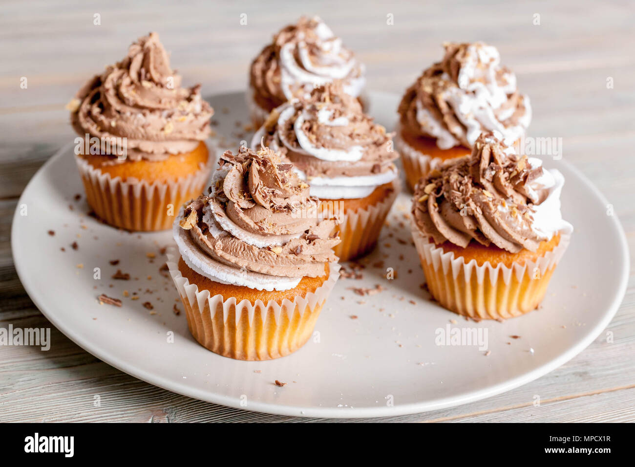 Vanille Cupcakes mit Schokoladencreme Ende nachfüllen. hausgemachte Backen Stockfoto