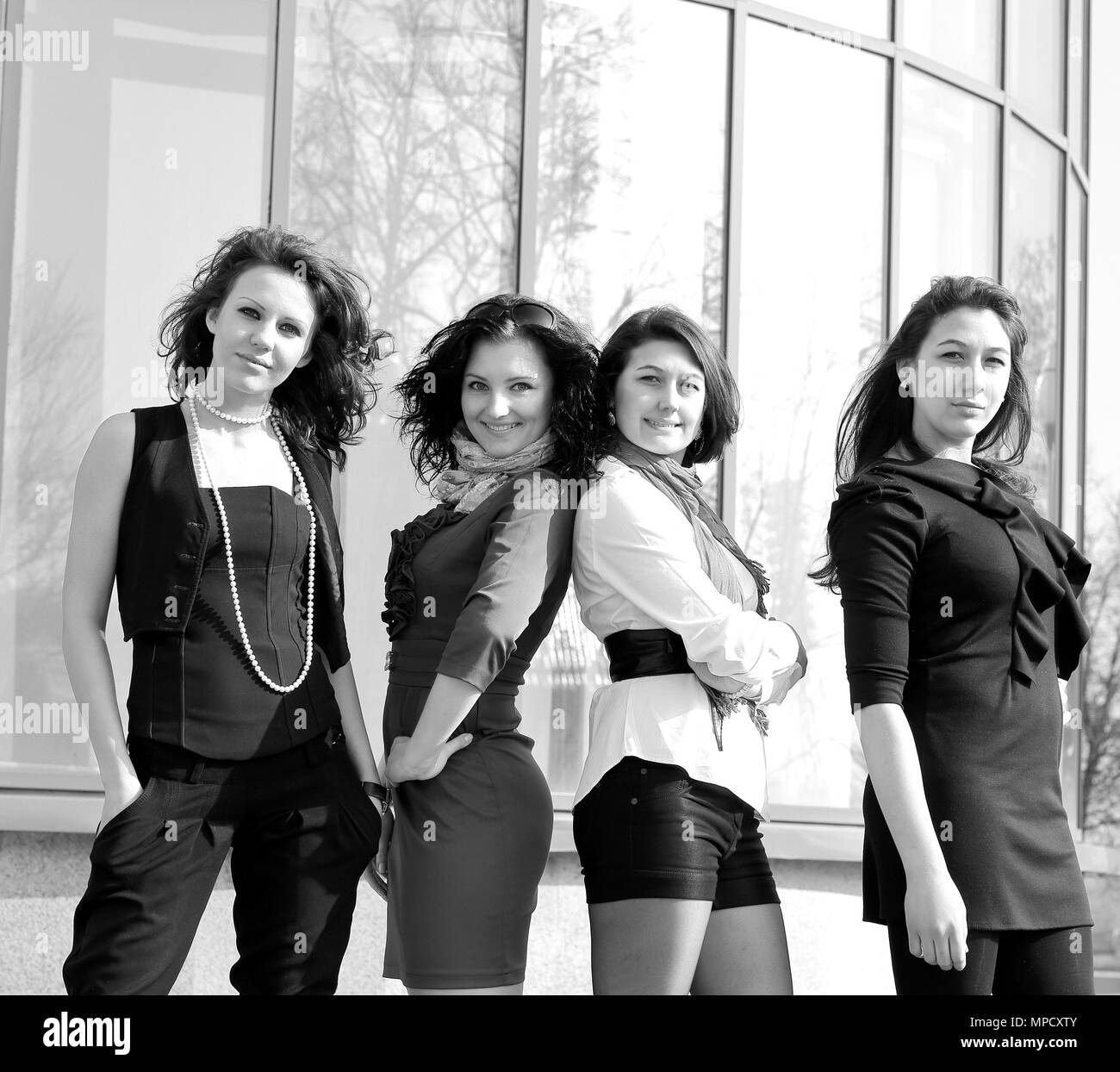 Büro Kollegen stehen in der Nähe des Bürogebäudes Stockfoto