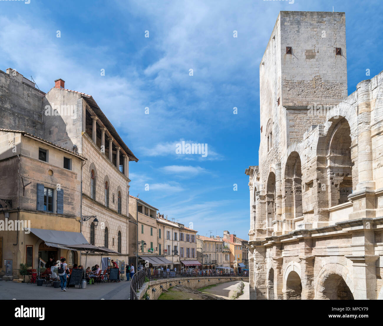 Geschäfte und Restaurants außerhalb der Arles Amphitheater (Les Arènes d'Arles), Arles, Provence, Frankreich Stockfoto