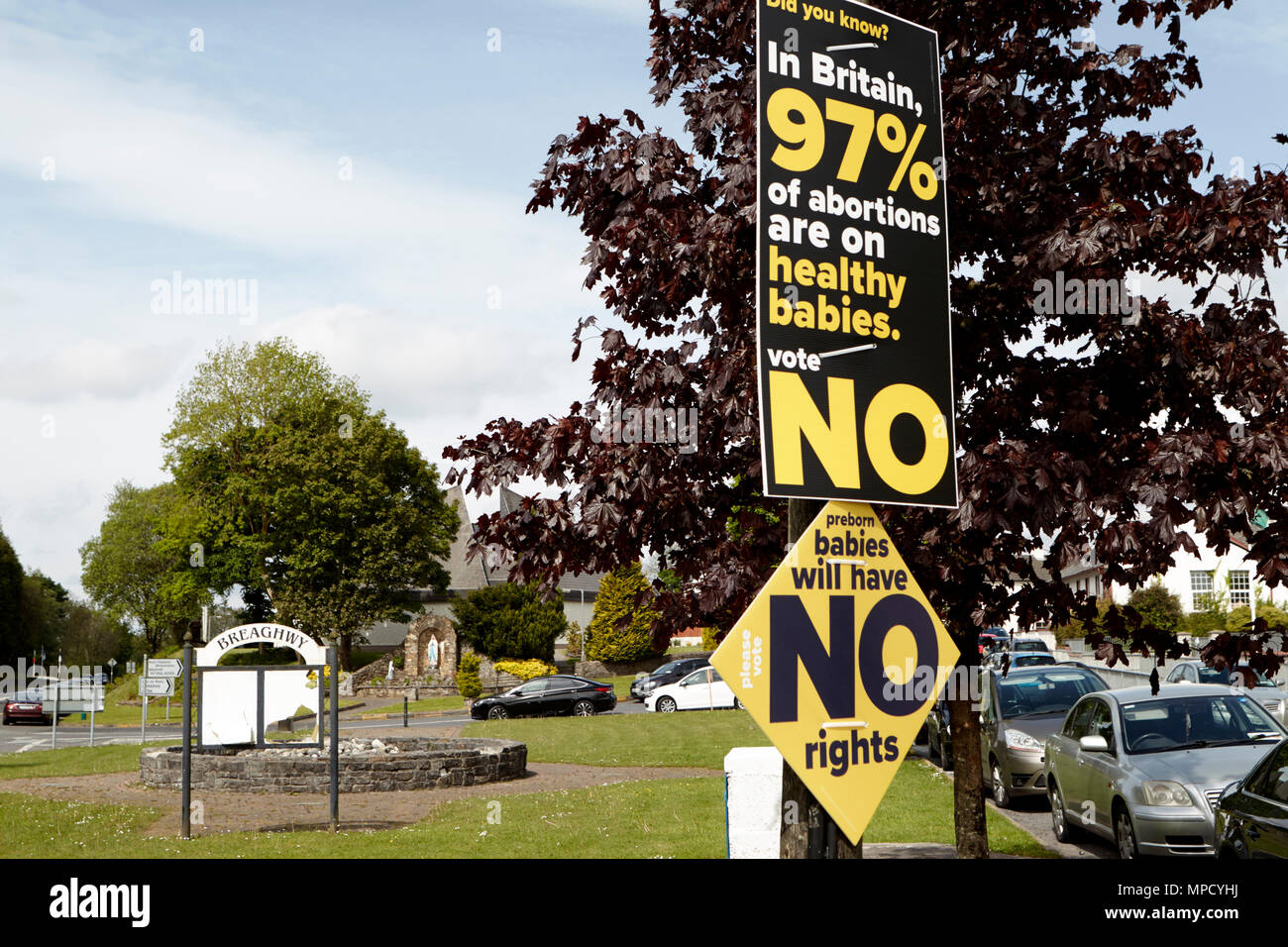 Irische Abtreibung Referendum keine Kampagne Plakate in der Nähe einer katholischen Kirche in breaffy Mayo Irland Stockfoto