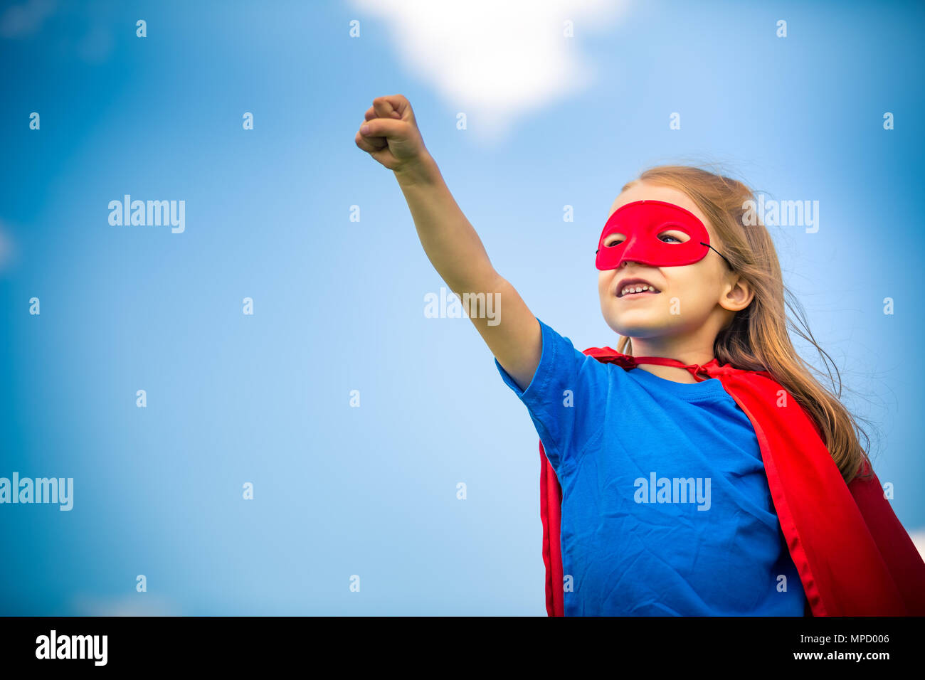 Lustiges kleines Mädchen macht super-Helden zu spielen. Stockfoto