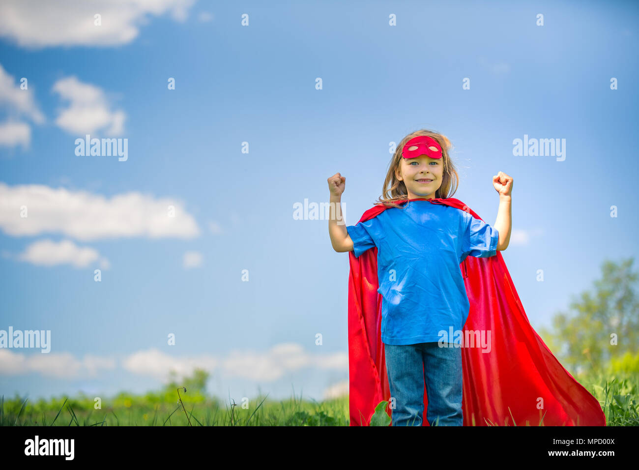 Lustiges kleines Mädchen macht super-Helden zu spielen. Stockfoto