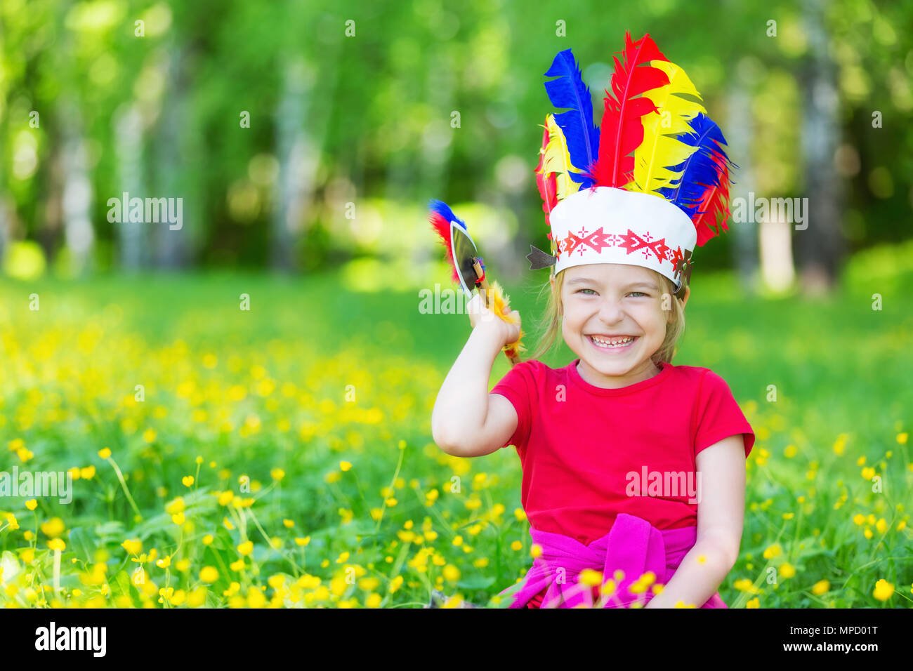 kleine lustige Mädchen spielen Indianer Stockfoto