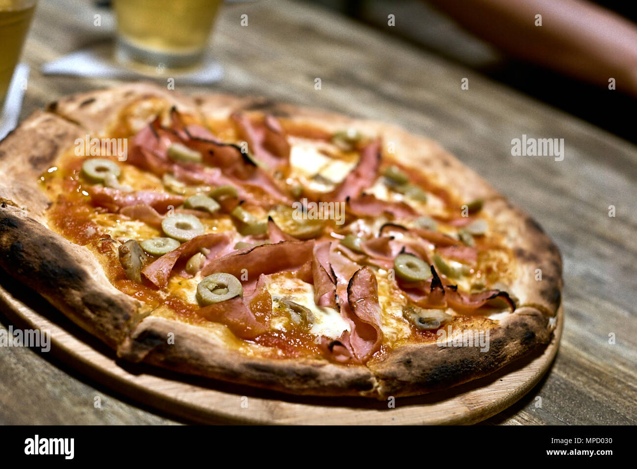 Pizza auf einem Holztisch Stockfoto