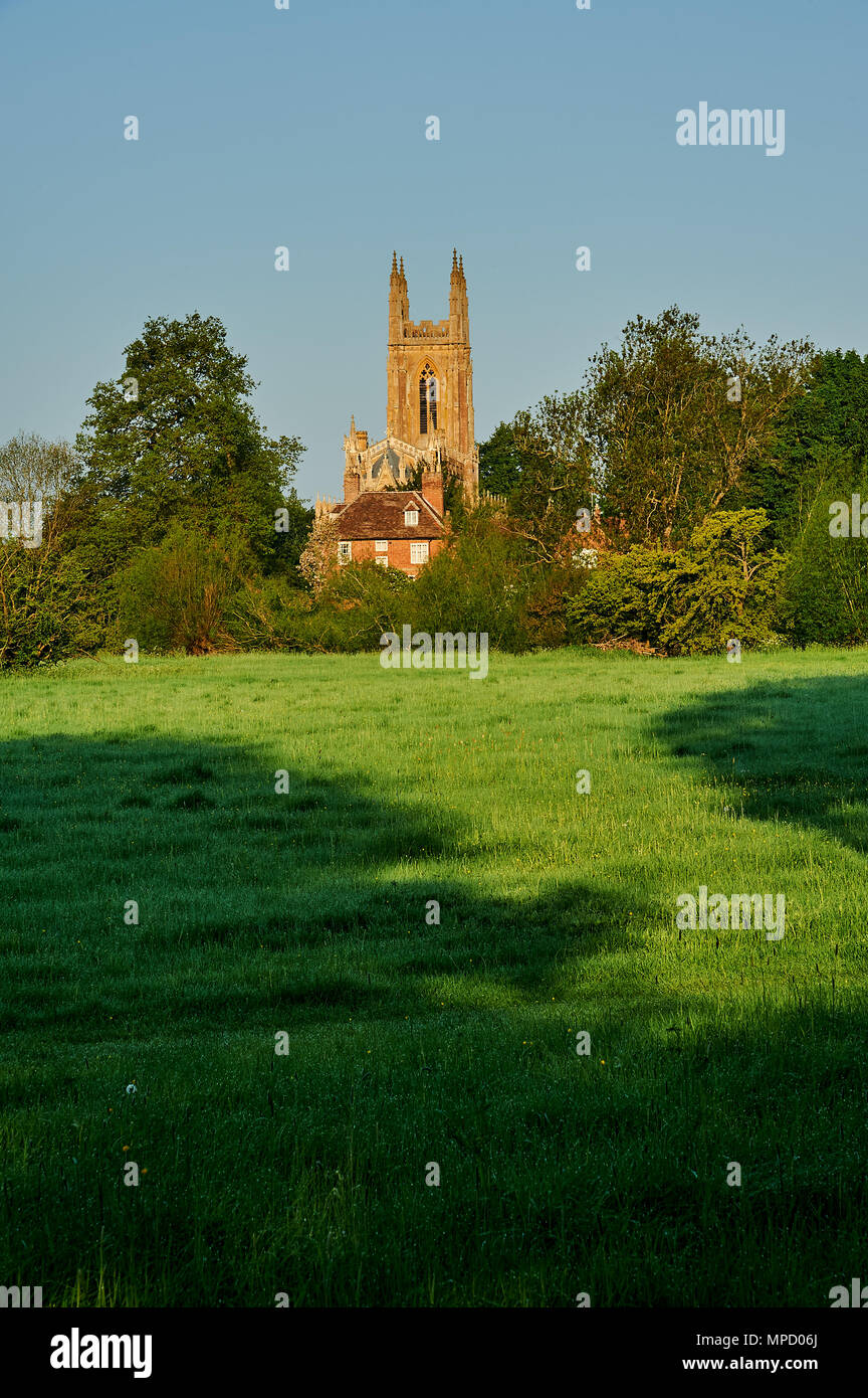 Hampton Lucy Pfarrkirche Warwickshire über offene Parklandschaft von Charlecote Park Estate gesehen. Stockfoto