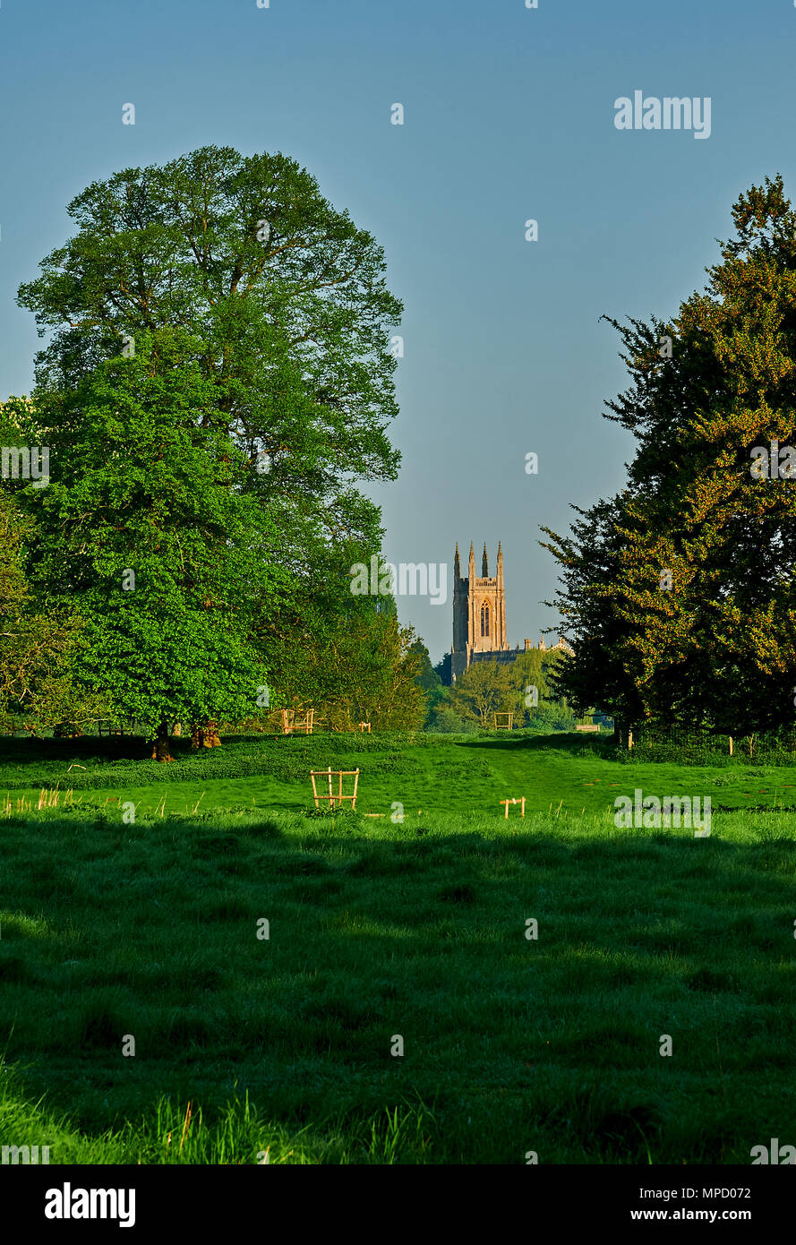 Hampton Lucy Pfarrkirche Warwickshire über offene Parklandschaft von Charlecote Park Estate gesehen. Stockfoto