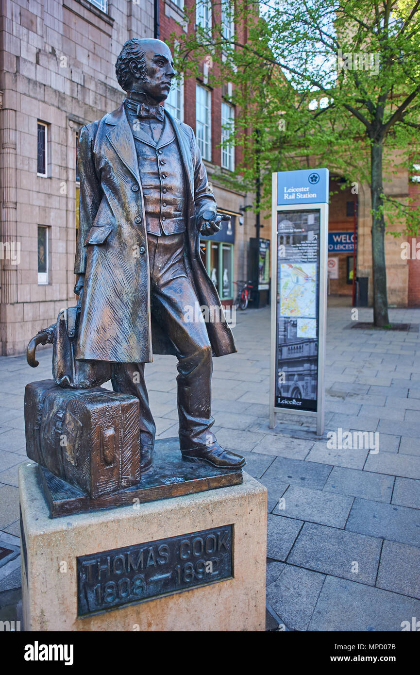 Statue von Thomas Cook, der Gründer der modernen Travel Company, vor dem Haupteingang des Bahnhofs in Leicester. Stockfoto