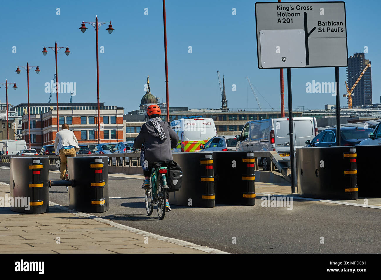 Radfahren in London hat seit der Einführung der besseren Infrastruktur erhöht und getrennte Fahrradwege. Stockfoto