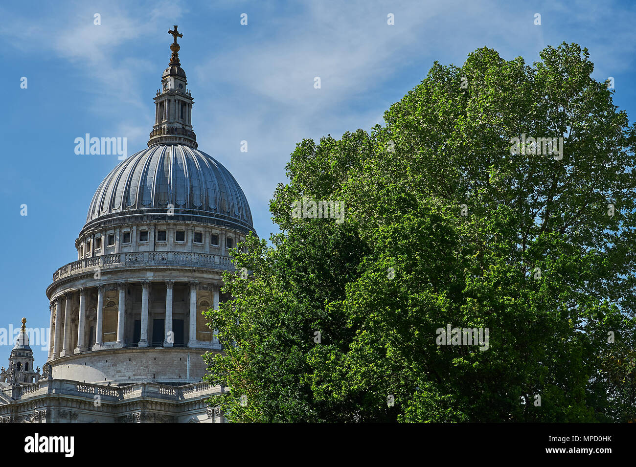 St Paul's Cathedral, London, ist Sir Christopher Wren's Meisterwerk der Architektur Gebäude, noch immer dominiert die Skyline von London Stockfoto