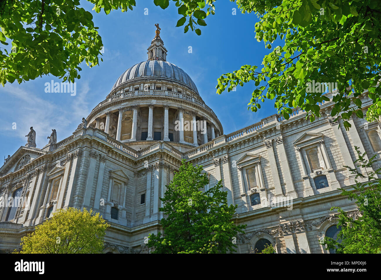 St Paul's Cathedral, London, ist Sir Christopher Wren's Meisterwerk der Architektur Gebäude, noch immer dominiert die Skyline von London Stockfoto
