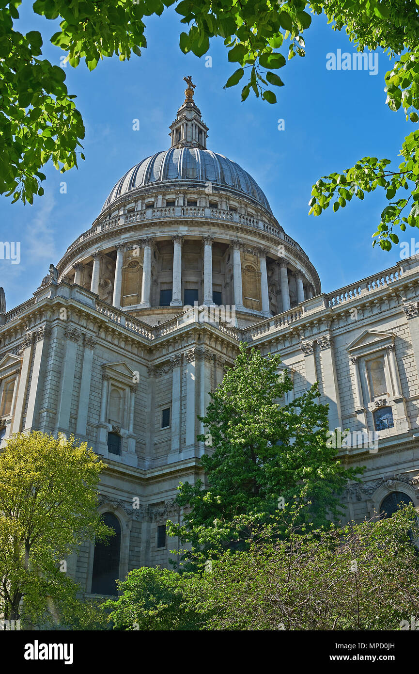 St Paul's Cathedral, London, ist Sir Christopher Wren's Meisterwerk der Architektur Gebäude, noch immer dominiert die Skyline von London Stockfoto